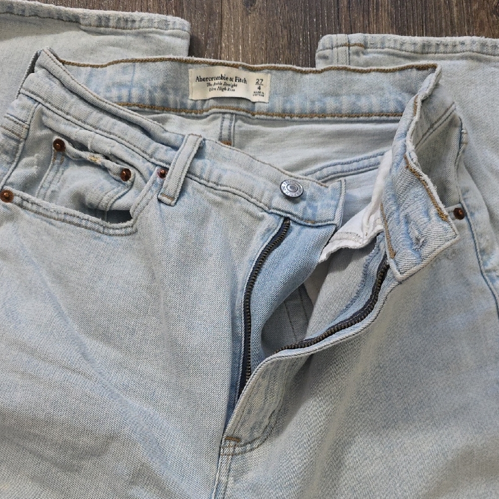 Abercrombie & Fitch Blue Relaxed Jeans with Classic Indigo Dye